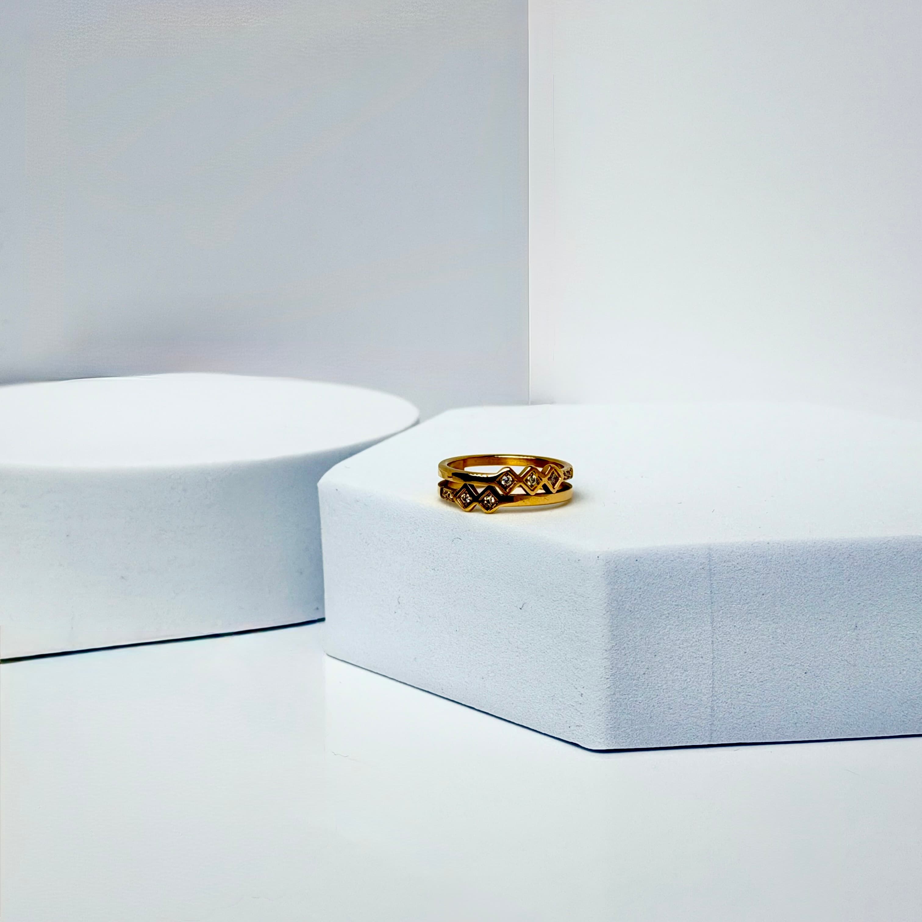 Royal Lattice Gold Ring  thumbnail 2